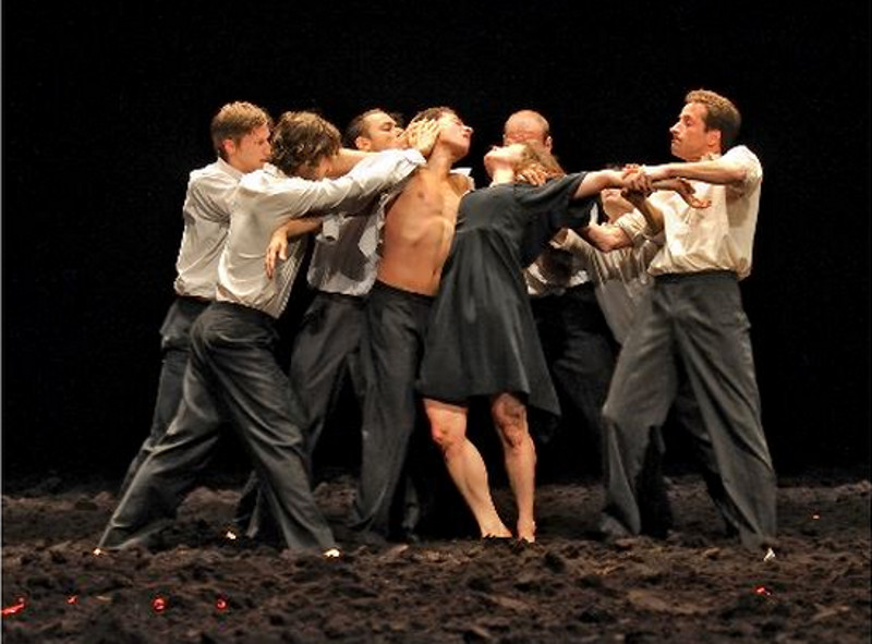 Auf Dem Gebirge Hat Man Ein Geschrei Gehört Auf dem Gebirge hat man ein Geschrei gehört, Tanztheater Wuppertal